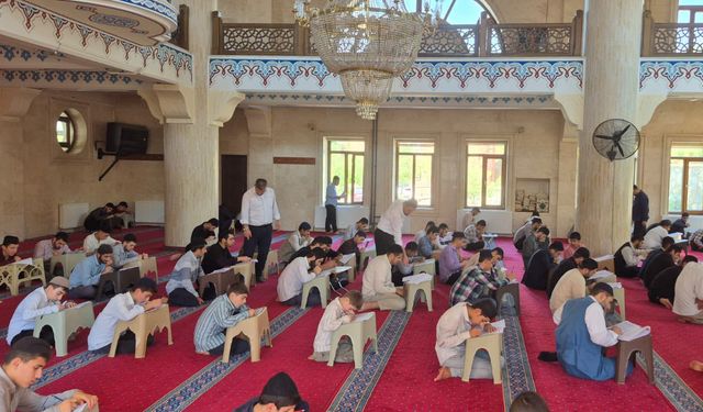 Mutki’de Diyanet'in Türkiye geneli eşzamanlı sınavları gerçekleştirildi