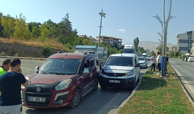 Tatvan’da trafik çilesi zincirleme kazaya neden oldu