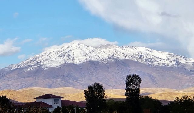 Beyaza bürünen Süphan Dağı görüntüsüyle hayran bıraktı