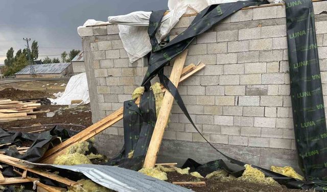 Ağrı’da fırtına çatıları uçurdu: 74 yapı zarar gördü