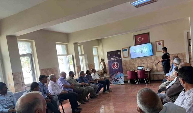 Akyaka’da muhtar ve azalara siber eğitimi