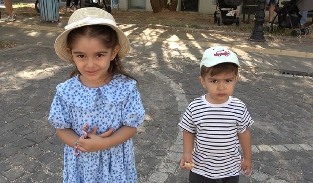 Anne ve babaları içeride ter dökerken çocuklar dışarıda bekledi