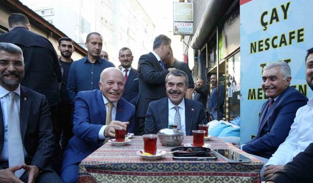 Bakan Tekin, Erzurum’da esnafla buluştu