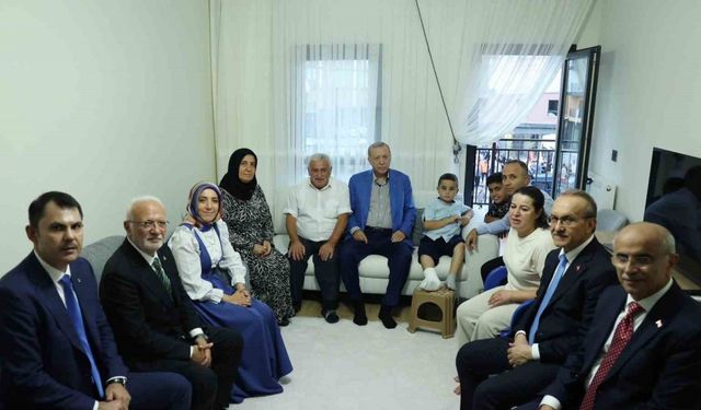 Cumhurbaşkanı Erdoğan, Malatya’da depremzede bir aileyi ziyaret etti