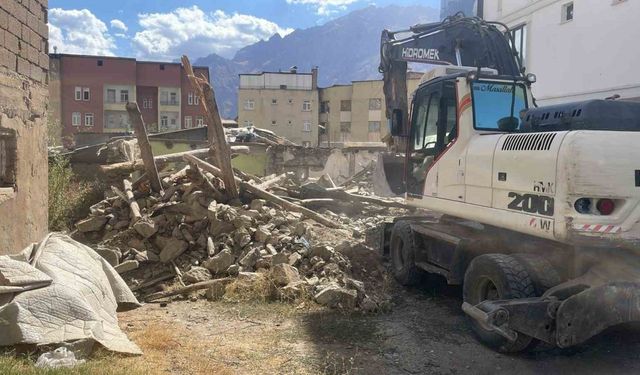 Hakkari’deki metruk binalar tek tek yıktırılıyor