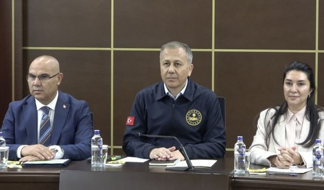 İçişleri Bakanı Yerlikaya Ağrı’da STK temsilcileriyle buluştu