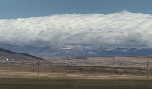 Kars’ta dağların zirvesine mevsimin ilk karı yağdı