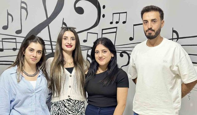 Kurduğu müzik akademisinde öğrencilerini üniversiteye hazırlıyor