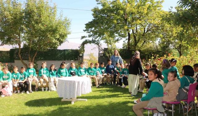 Minikler yöresel ürün pekmezli yufkayı hem açtılar hem de tattılar