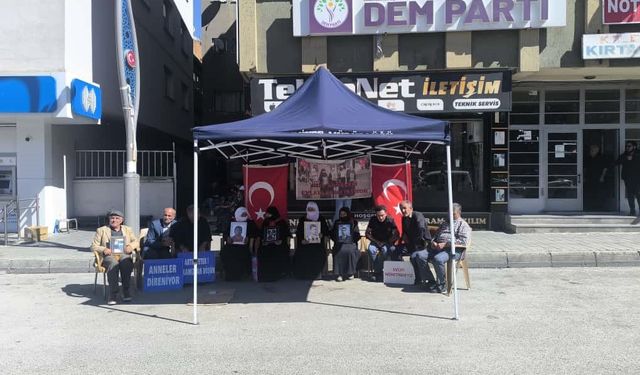 Muş’ta ailelerin DEM Parti önündeki eylemi sürüyor