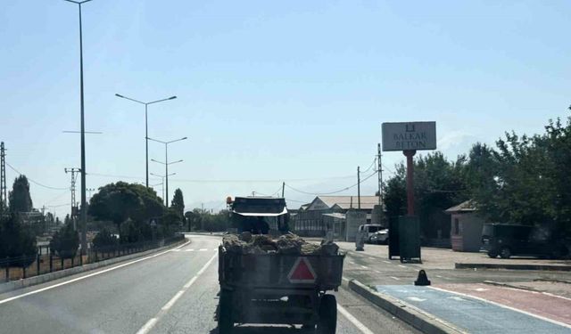 Seyir halindeki traktörün römork lastikleri korkuttu