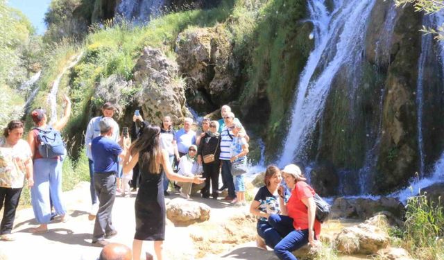 Üniversite öğrencilerinin gelmesiyle Girlevik Şelalesinde yoğunluk oluştu