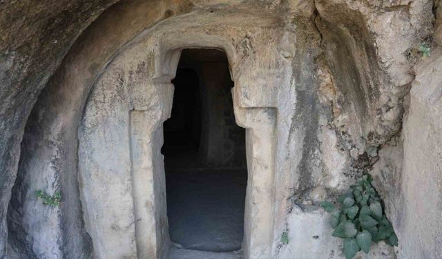 Urartu valilerine ait kaya mezarı, bir ana salon ve 3 yan odasıyla dikkat çekiyor