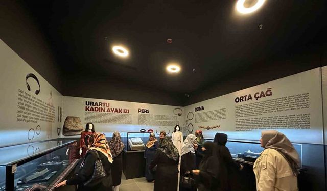 Vanlı kadın ve çocuklar müzeyi gezerek tarihi eserleri görme fırsatı buldular