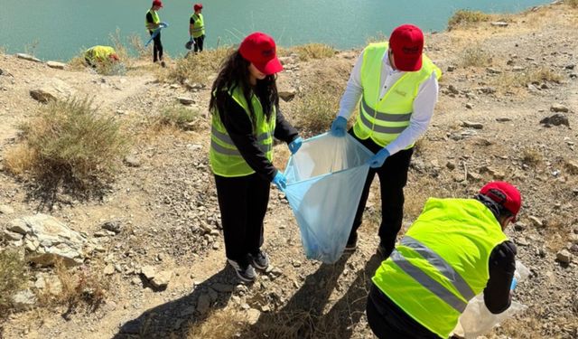 Yüksekova’da gönüllüler Dilimli barajının etrafını çöplerden arındırdılar