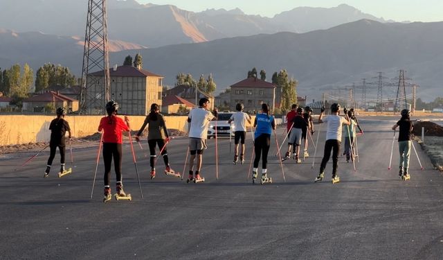 Yüksekovalı kayakçılar can güvenliği olmayan yollarda ter döküyor