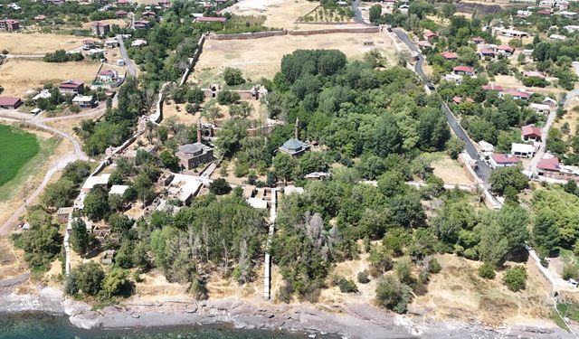 Ahlat’ın tarihi mirası Sahil Kalesi görkemiyle dikkat çekiyor