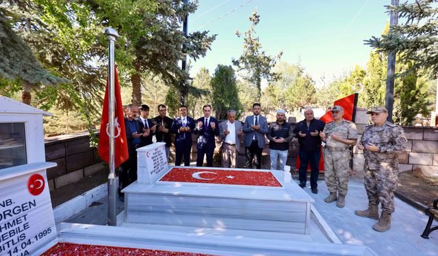Bitlis Valisinden Ahlat’ta Şehitlik ziyareti