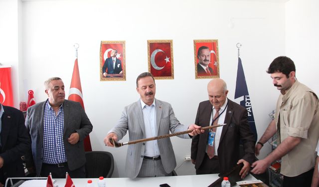 Anahtar Parti Genel Başkanı Ağıralioğlu, Ahlat’ta esnaf ve vatandaşlarla buluştu