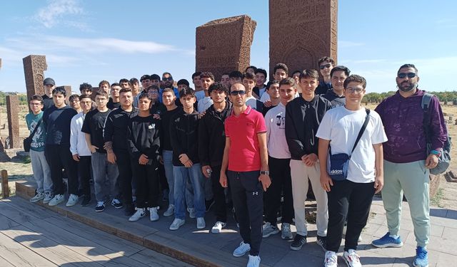 Antalyalı öğrenciler Ahlat’ı gezdi