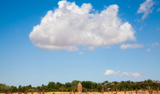 Hasan Padişah Kümbeti manzarasıyla görsel şölen sundu