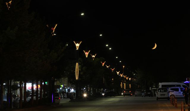 Şehir ışıklarıyla hilal buluştu: Ahlat’ta eşsiz manzara