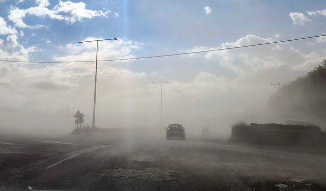 Adilcevaz-Ahlat yolunda toz bulutu sürücülere zor anlar yaşattı