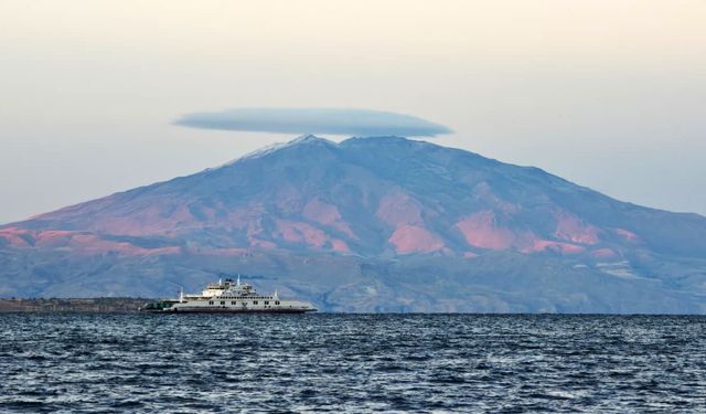 Süphan Dağı’nın zirvesinde doğa harikası: Mercek Bulutu