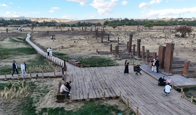 Tarihi Selçuklu Meydan Mezarlığı yeni düzenlemesiyle ilgi odağı oldu