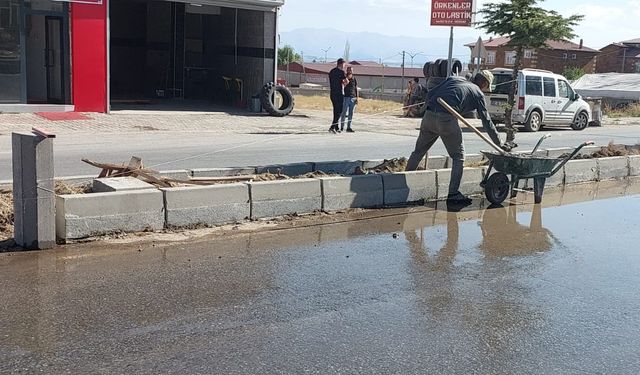 Ahlat Belediyesi’nden refüj ve peyzaj yenileme çalışması