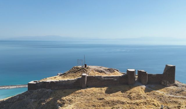Adilcevaz Sahil Kalesi havadan görüntülendi