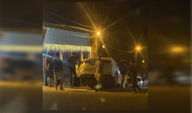 Tatvan’da ilginç kaza: Otomobil merdivenlerde asılı kaldı