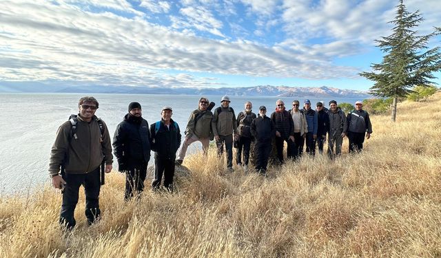 Ahlat gezi ekibi Adabağ Köyü’nde 7 kilometrelik doğa yürüyüşü yaptı