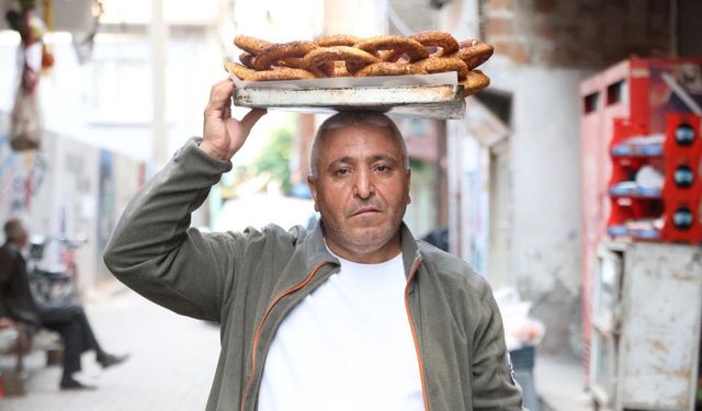 20 yıl simit sattı, 49 yaşında atanınca annesi inanmadı