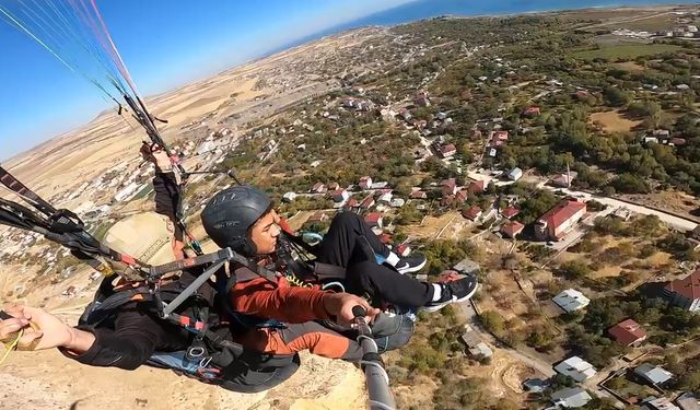 Adilcevaz semalarında yamaç paraşütü keyfi