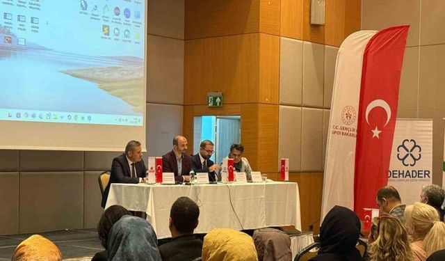 Afetten etkilenen gençler için ’Aile ve Medya Bilinci’ paneli düzenlendi