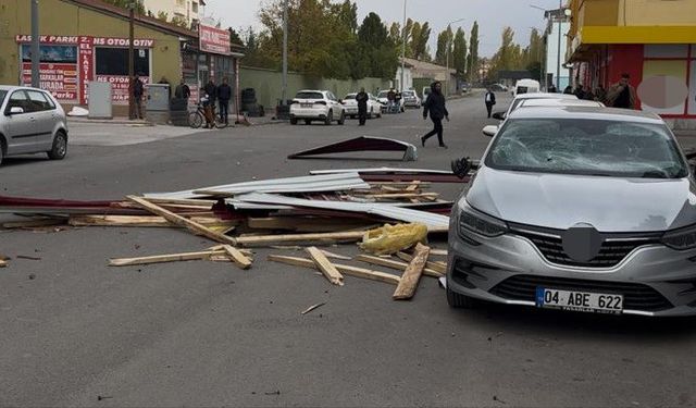 Ağrı’da şiddetli rüzgar çatıları uçurdu