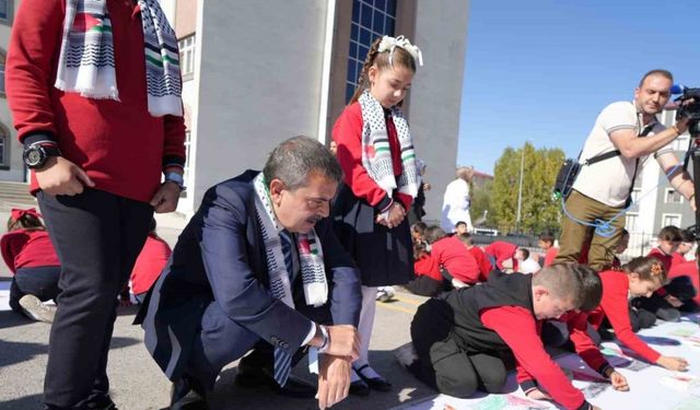 Bakan Tekin: "Bu dünyayı hepimiz için yaşanabilir kılacak bireyler yetiştirmemiz lazım"