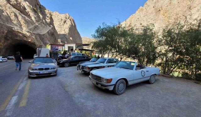 Belçikalı klasik araç tutkunları Kemaliye’de