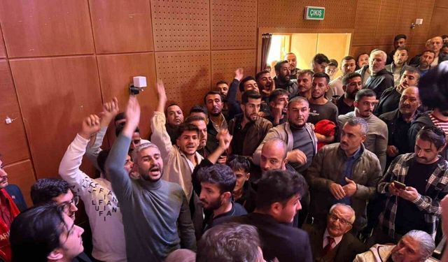 CHP İl Kongresi’nde yumruklar havada uçuştu