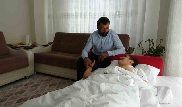 Depremde dili boğazına kaçan Muhammed’in yaşam mücadelesi sürüyor