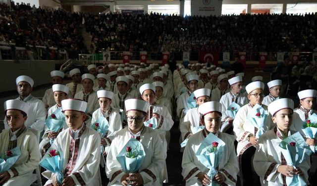 Erzincan’da 75 erkek, 88’i kız öğrenci hafızlık icazetlerini aldı
