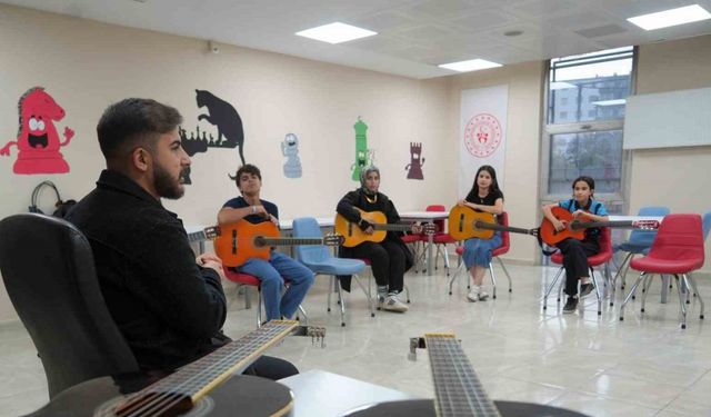 Gençlik Merkezi’nde gençler sanatı keşfediyor