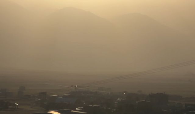 Hakkari’de toz bulutu etkili oldu