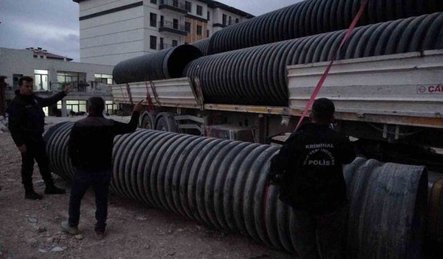 İnşaatta üzerine 750 kilo plastik boru düşen sürücü ağır yaralandı