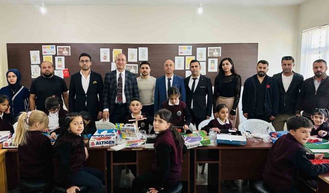 İran sınırındaki öğrencilere 21 çeşit zeka oyunu seti hediye edildi