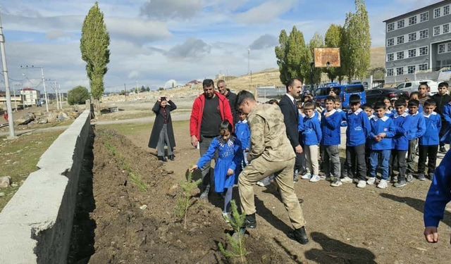 Kars’ta öğrenciler fidanları toprakla buluşturdu