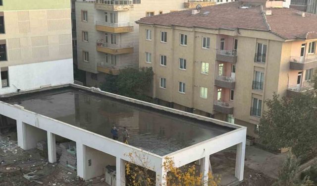 Malatya’da rezerv alandaki inşaat suyla doldu, tahliye için duvar delindi