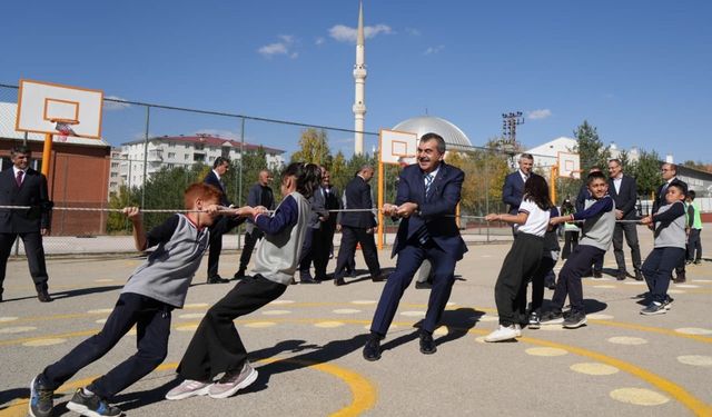 Milli Eğitim Bakanı Tekin, çocukların ip çekme yarışına katıldı, onlarla yakan top oynadı