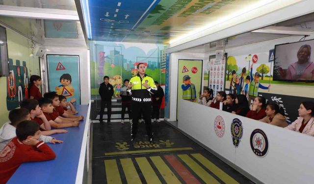 Mobil Trafik Eğitim Tırı Hakkari’de öğrencilerle buluştu